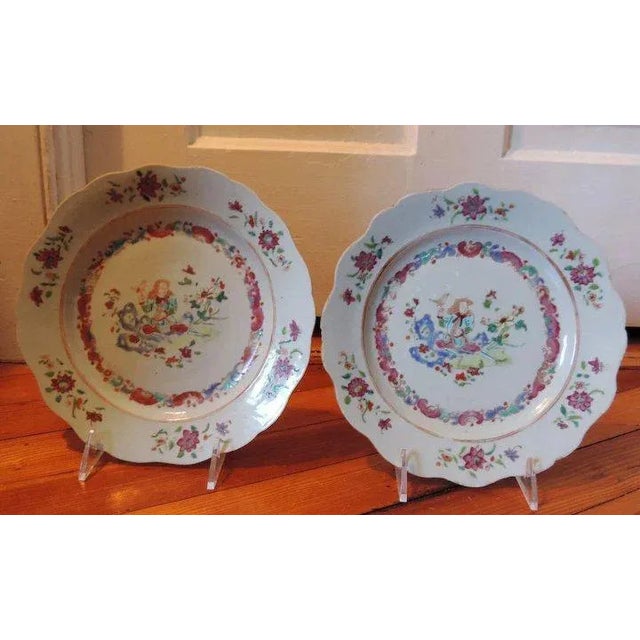 18th Century Chinese Export Porcelain Famille Rose European Subject Flower Seller Plates - A Pair For Sale - Image 9 of 11