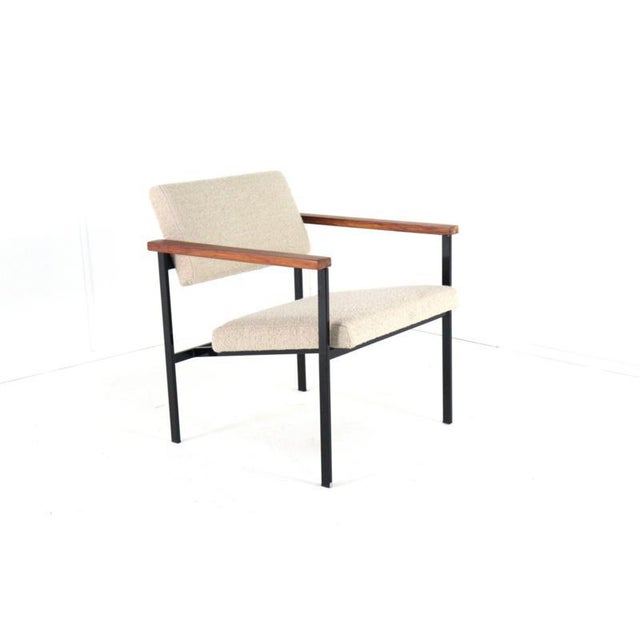 This vintage armchair exudes pure mid-century modern class: light, graphic, and refined without ever becoming aloof. The...