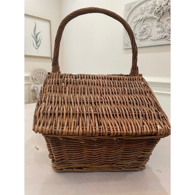 Vintage English-Style Split-Lid Willow Basket For Sale In Atlanta - Image 6 of 14