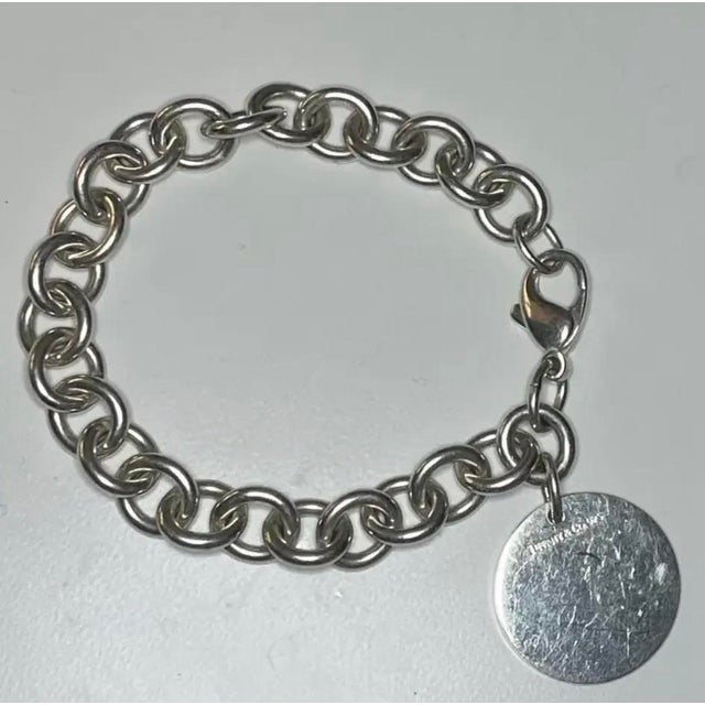 Metal Vintage 1990s Tiffany & Co. Sterling Silver Engravable Round Tag Bracelet – 36.21g For Sale - Image 7 of 8