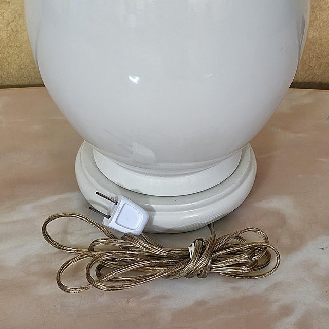 Vintage Cream Ceramic Urn Table Lamp With Brass Accents & Shade - Hollywood Regency For Sale - Image 9 of 18