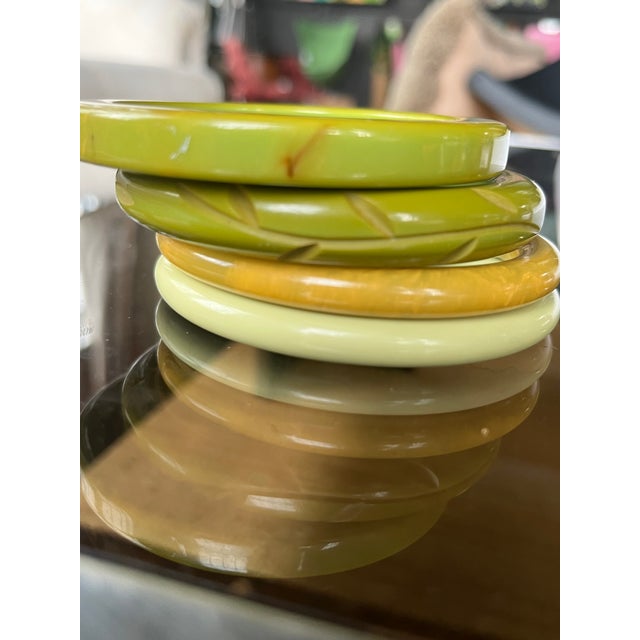 1960s 1960s Set of Four Green Bakelite Style Bangle Bracelets For Sale - Image 5 of 11
