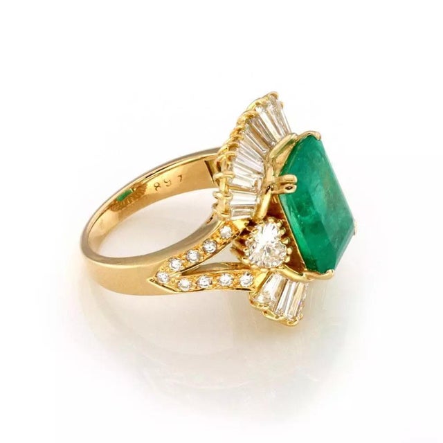 ​This gorgeous eye catching Estate ring is crafted from 18k yellow gold featuring a wide wave like skirt design decorated...