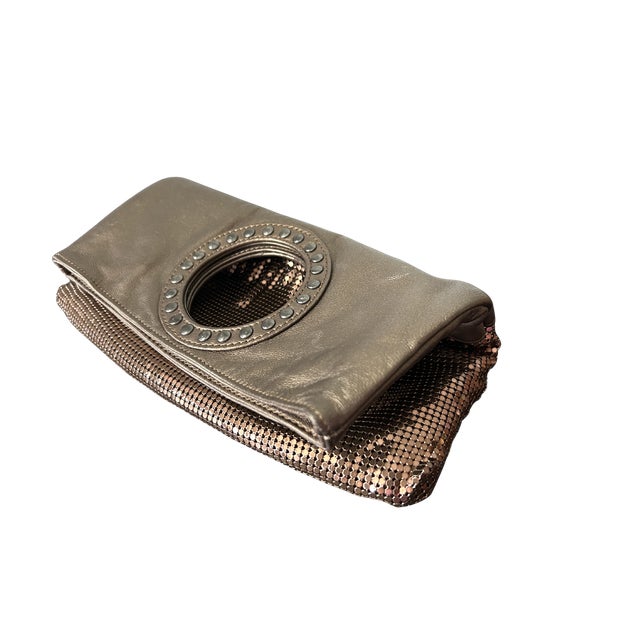 Late 20th Century Vintage Whiting & Davis Metallic Mesh & Leather Foldover Clutch Purse – 1970s/1980s Convertible Evening Handbag With Ring Handle For Sale - Image 5 of 7
