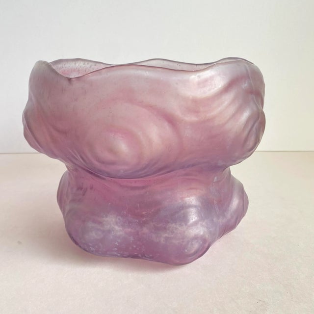 Abstract Vintage Freeform Hand Blown Art Glass Vase Organic Mermaid Sea Creature Lavender Iridescent For Sale - Image 3 of 9