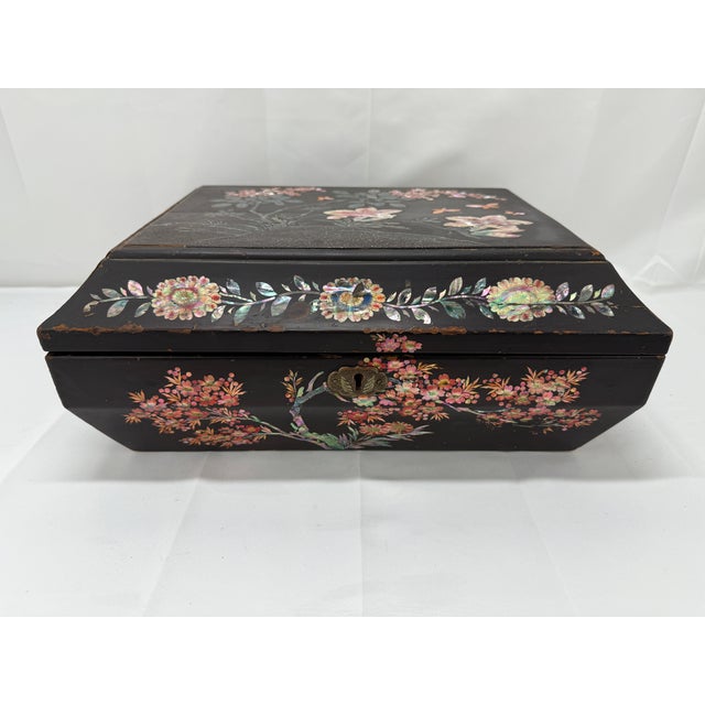 19th Century Chinese Export Black Lacquer & Mother of Pearl Sewing Box For Sale In Providence - Image 6 of 10