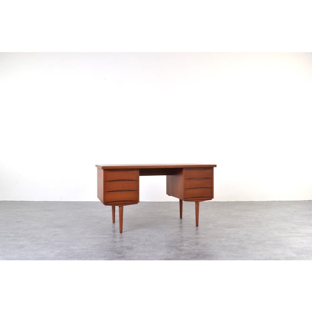 This teak desk was designed in the 1960s by Norwegian designer Fredrik Kayser and manufactured in Norway by Skeie Møbler....