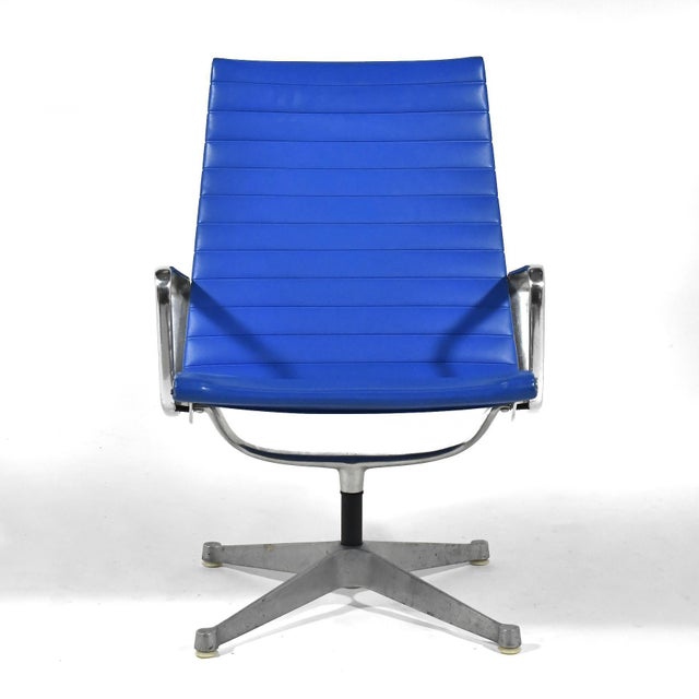 Pair of Eames Aluminum Group Lounge Chairs by Herman Miller Blue For Sale In Chicago - Image 6 of 13