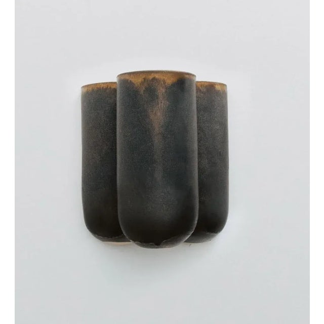 Plus brillance wall light by lisa allegra. Dimensions: w 24 x d 17 x h 22,5 cm. Materials: clay, blackened gold glaze....