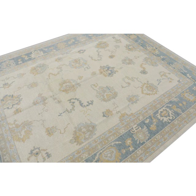 This modern Turkish Oushak rug is a stunning piece of art that has been handwoven using traditional techniques by skilled...