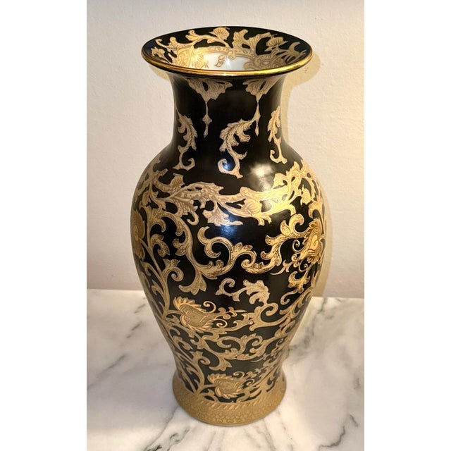 Chinoiserie 1970s Black and Gold Chinese Porcelain Export Vase For Sale - Image 3 of 7