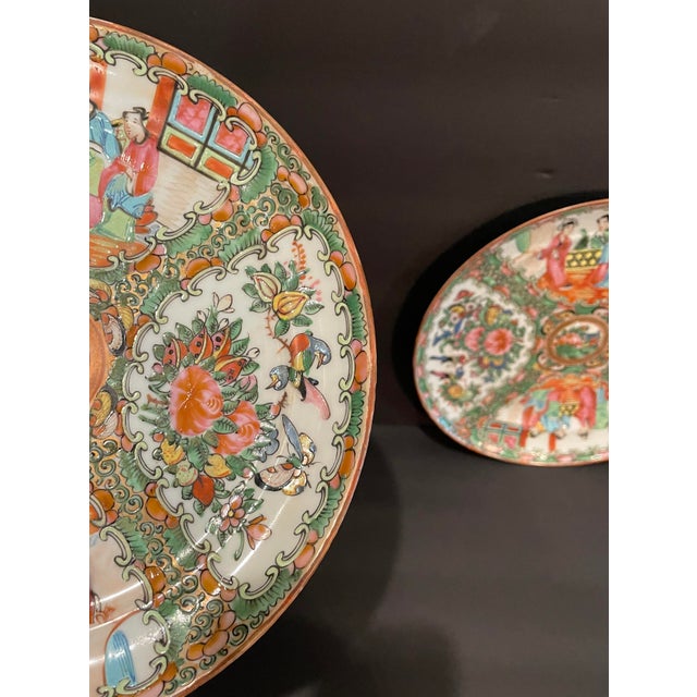 Chinese Antique Pair of Rose Medallion Chinese Plates For Sale - Image 3 of 10