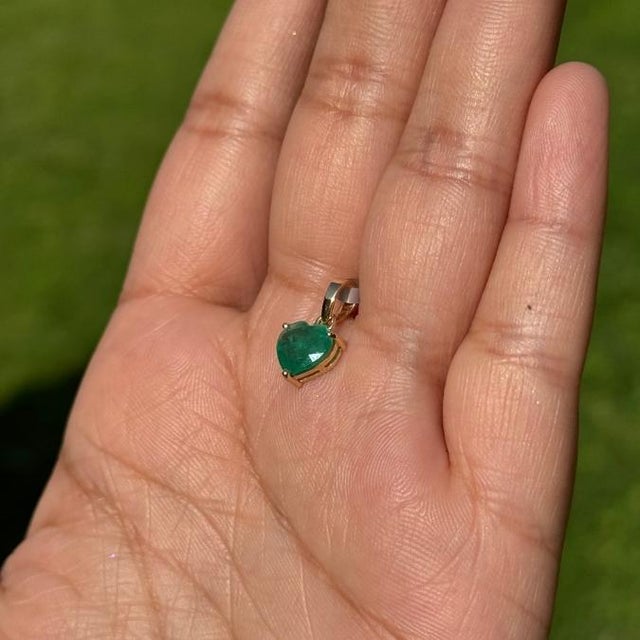 14k Yellow Gold 1.45 Carat Heart-Shaped Emerald Solitaire Pendant Charm for Her For Sale In New York - Image 6 of 14