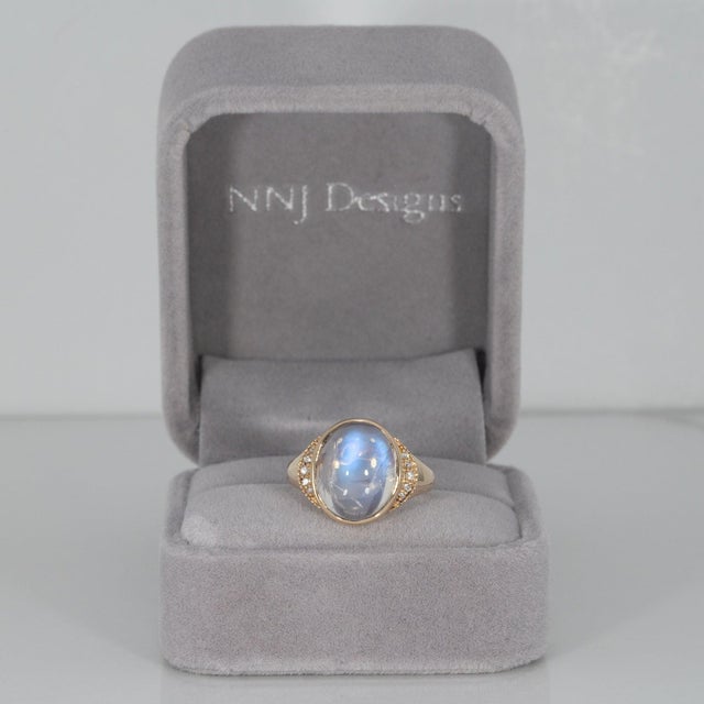 Modern 5.8Ct Rainbow Moonstone Cabochon Ring With Earth-Mined Diamonds: Solid 14k Gold, Size 6.75 For Sale - Image 3 of 9