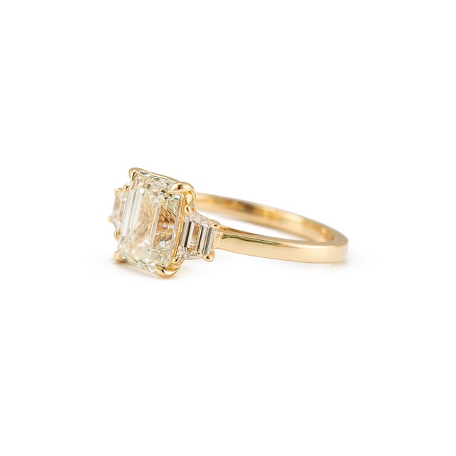 Modern 14k Yellow Gold Igi 3.03ctw Emerald Trapezoid Lab Grown Diamond Engagement Ring, Size 8 For Sale - Image 3 of 9
