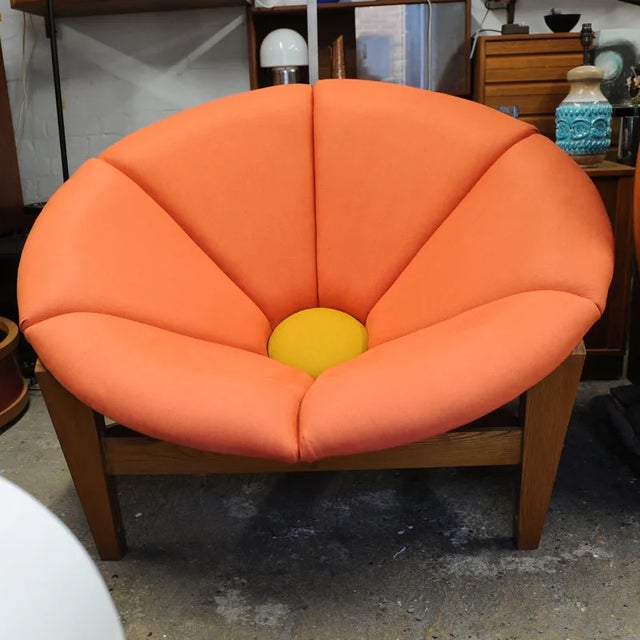 Large Mid-Century Fibreglass Pink and Yellow Flower / Daisy Chair on Wooden Tripod Stand, 1960s For Sale - Image 5 of 12