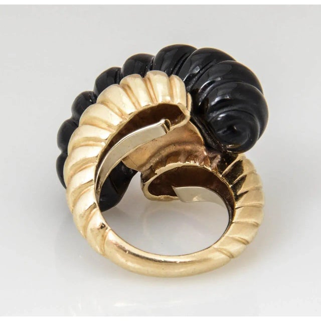 1960s Stylized Ribbed Onyx Yellow Gold Cocktail Ring size 6.75 For Sale - Image 9 of 10