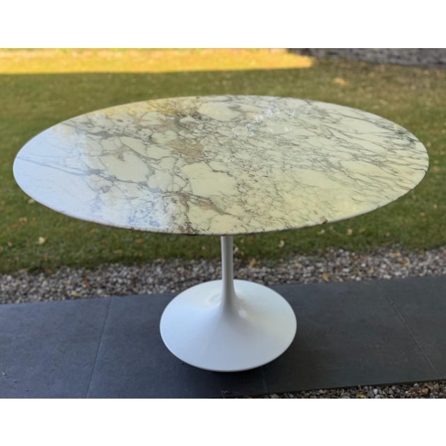 Tulip Dining Table with Champagne Coloured Arabescato Marble in Mint by Eero Saarinen for Knoll International, 1970s For Sale - Image 10 of 10
