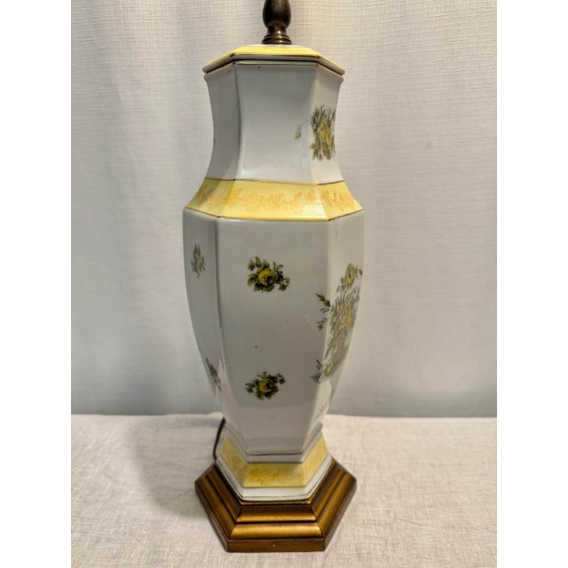 Metal Vintage Dorothy Draper Style Porcelain Urn Shape Table Lamp With Yellow Roses & Shade For Sale - Image 7 of 8