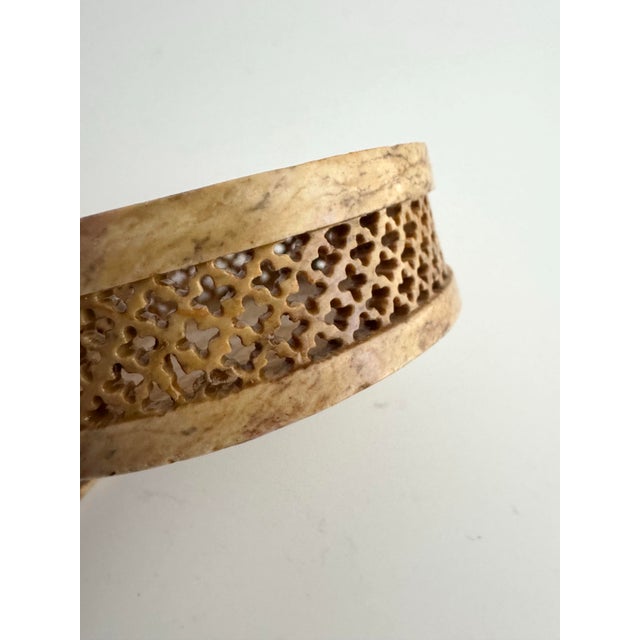 Pietra Dura Marble Inlay Round Trinket Box With Floral Motif, Made in India For Sale In Washington DC - Image 6 of 6