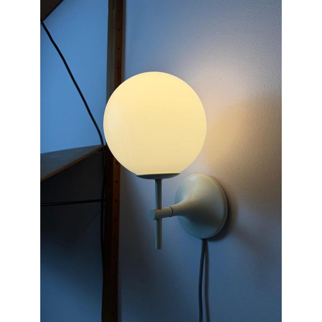 A rare collector's item of Swiss Functionalism: This wall lamp in white opal glass was designed by design icon Max Bill...