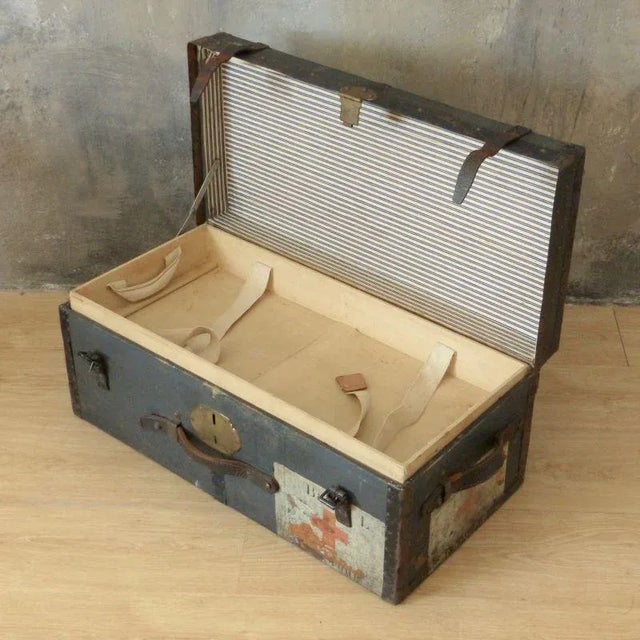 First World War Wooden Chest with Red Cross, in Very Good conditions. Designed 1890 to 1919