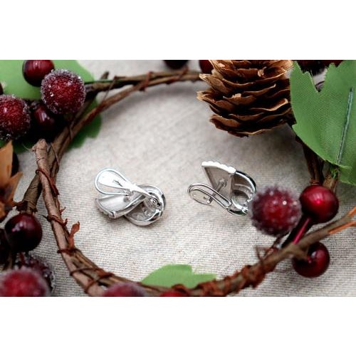 18 Karat White Gold Earrings with Reliefs and Diamonds, Set of 2 For Sale - Image 5 of 6