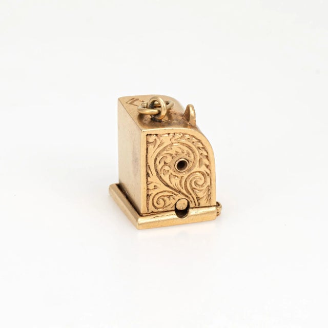 Contemporary Vintage Slot Machine Charm Moves 14k Yellow Gold Pendant Fine Gambling Jewellery For Sale - Image 3 of 5