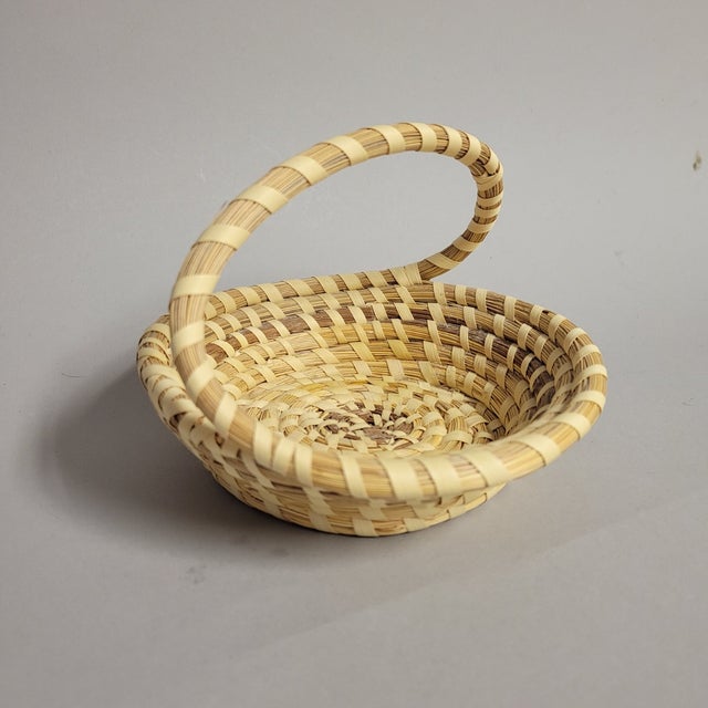 Handwoven Gullah Sweetgrass Basket With Twist Handle – Charleston, Sc For Sale In Raleigh - Image 6 of 7