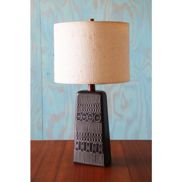 A highly collectable 1960s lamp designed by Jane and Gordon Martz of Marshall Studios in Veedersburg Indiana. These lamps...