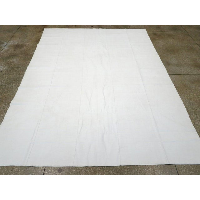 Galerie Shabab Collection Mid-20th Century Handmade Turkish Flatweave Kilim Room Size Carpet For Sale - Image 4 of 10