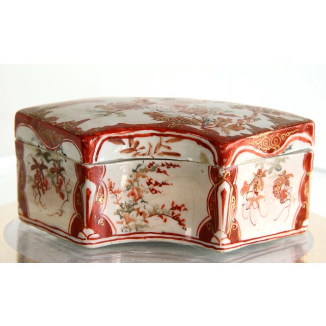 Ceramic Antique Meiji Period Kutani Covered Pillow Box for Jewelry or Vanity Items For Sale - Image 7 of 12