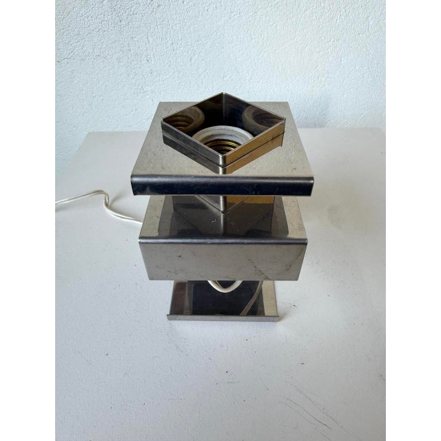 Old small table or desk lamp in chrome metal from the 70s. We love its sculptural form and its general elegance. Screw...