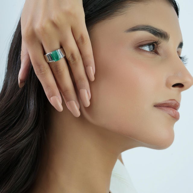 Contemporary Wide Band Octagon 2.74 Ct Green Emerald Statement Signet Ring in Silver Size 8 For Sale - Image 6 of 15