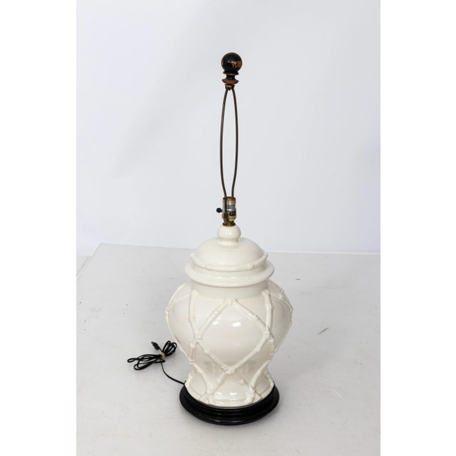 Wood 1960s Vintage White Hollywood Regency Faux Bamboo Lamp For Sale - Image 7 of 10