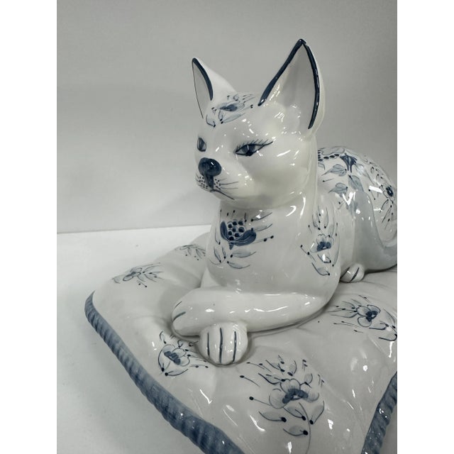Vintage Italian Ceramic Blue and White Cat Figurine on Pillow For Sale In Richmond - Image 6 of 12