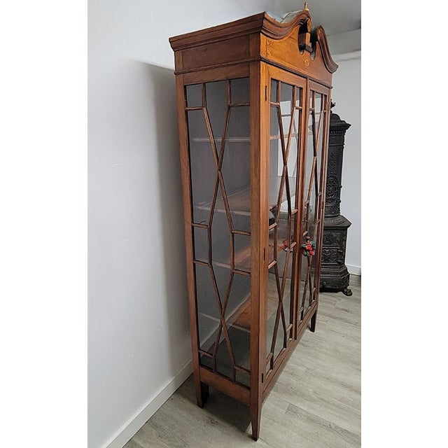 Brown English Sheraton Revival Three-Sided Glass China Cabinet, Circa 1900–1920 For Sale - Image 8 of 11