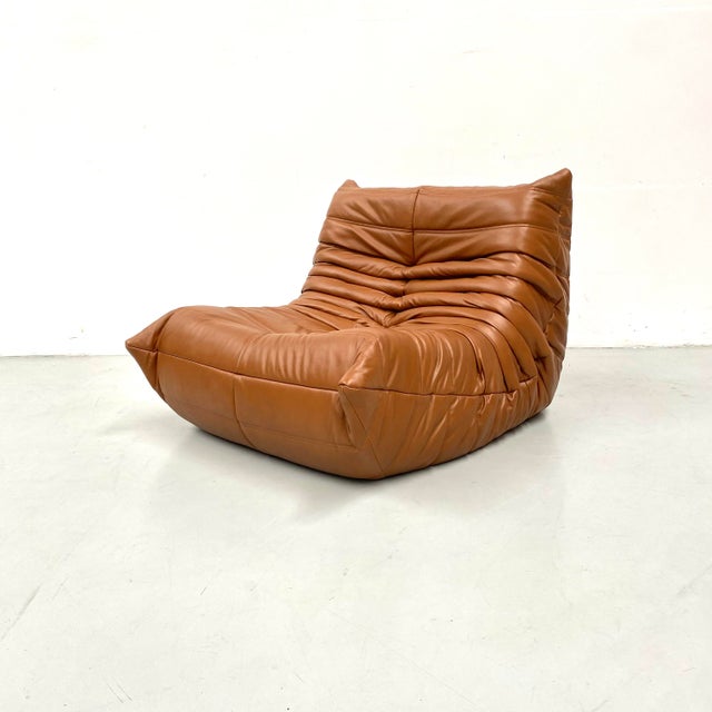 Togo Lounge Chair in Dark Cognac Leather attributed to Michel Ducaroy for Ligne Roset For Sale - Image 5 of 11