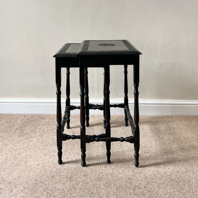 English Late Victorian Dyed and Carved Walnut Nesting Tables with Ivy Borders and Stag Emblem, 1890s, Set of 2 For Sale - Image 16 of 18