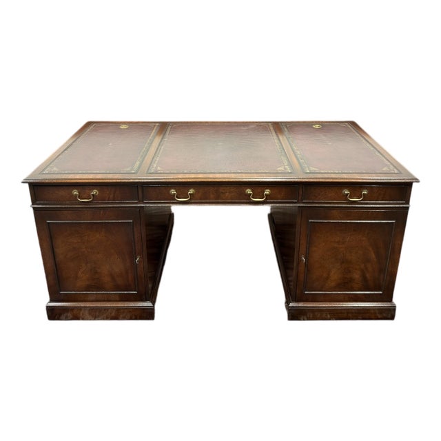 English Chesterfield Desk in Walnut and Leather For Sale