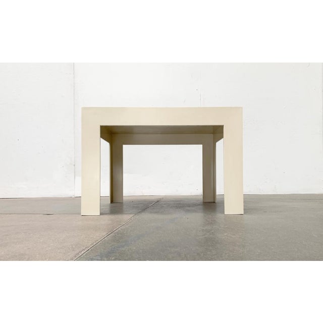 Schlichter Beistell- bzw. Couchtisch des US-amerikanischen Herstellers Syroco. Ein minimalistischer Entwurf, der in seiner...