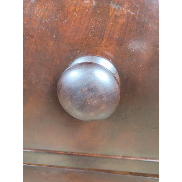 Brown Victorian English Chest of Drawers in Mahogany, 1890 For Sale - Image 8 of 18