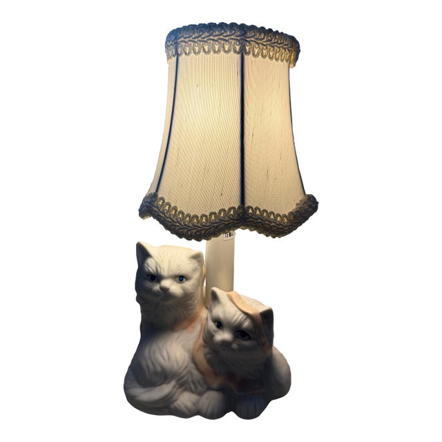 Vintage Miniature Cat Accent Table Lamp White Persian Cats Ribbon Small With Cream Shade For Sale