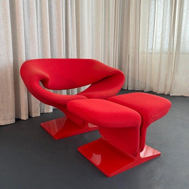 This iconic and innovative ribbon chair and matching ottoman designed by Pierre Paulin for Artifort is a stunning organic...