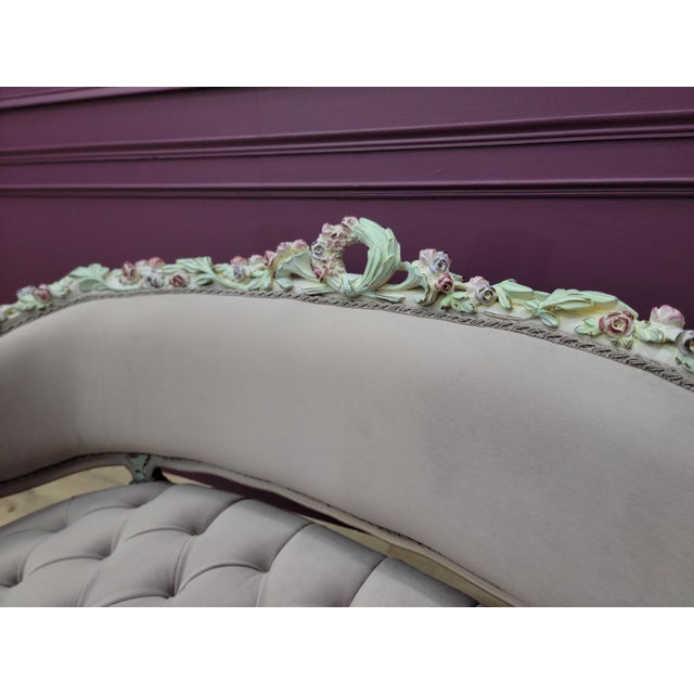 1960s 1960s French Rococo Chaise Lounge – Tufted Settee Bench, Ornate Carved Wood Sofa, Louis XV Style Couch, Romantic Bedroom or Entryway Accent For Sale - Image 5 of 10