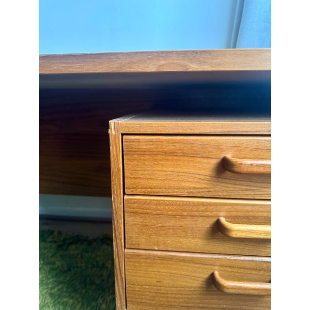 Vintage Mid-Century Modern Teak Executive Desk With Floating Drawers For Sale In Philadelphia - Image 6 of 11