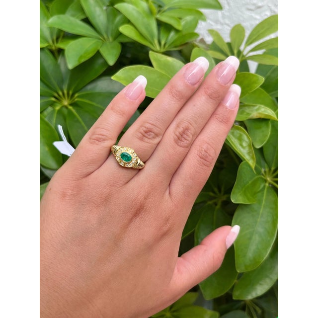 18K Solid Gold Oval Cut Natural Emerald Ring in Textured Ribbed Gold & Diamond H, Size 5.5 For Sale In Miami - Image 6 of 7