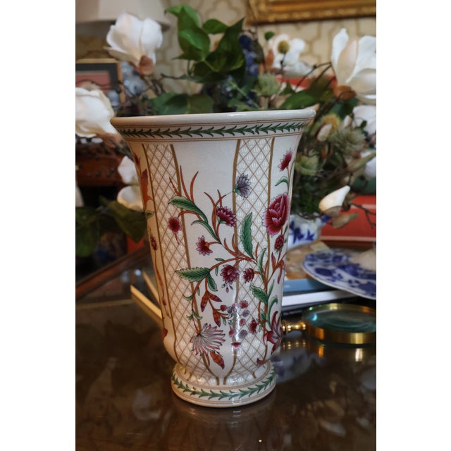 Chinoiserie Chinese Porcelain Trumpet Vase With Floral Trellis Decoration & Raised White Accents For Sale - Image 3 of 18