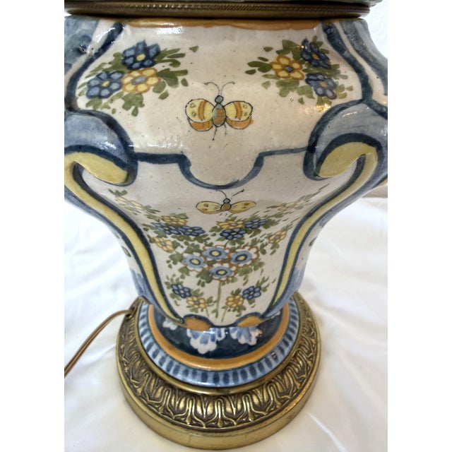 Vintage 1960s Italian Majolica table lamp. Styled as a classic potiche urn, the earthenware body is beautifully hand-...