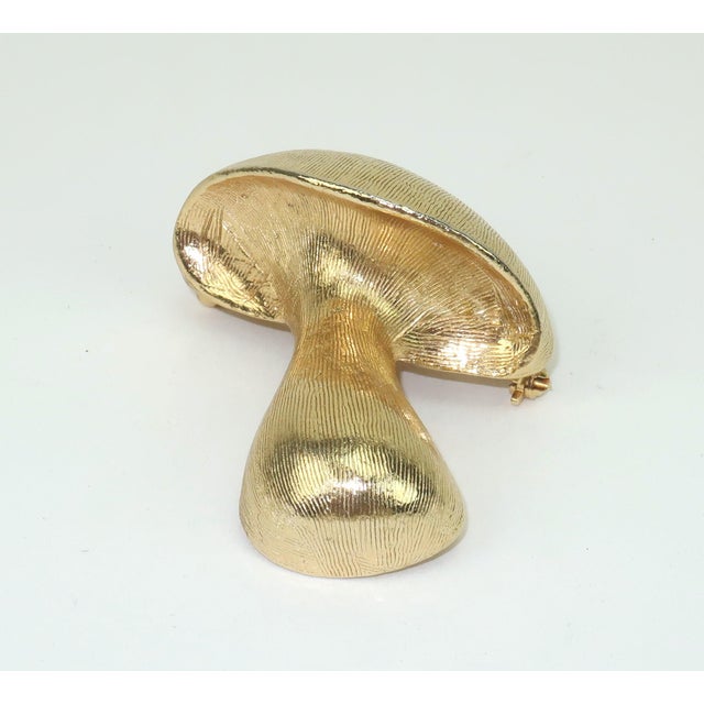 Mid-Century Modern Pair of Gold Plated Mushroom Brooches Including Trifari, 1960's For Sale - Image 3 of 10